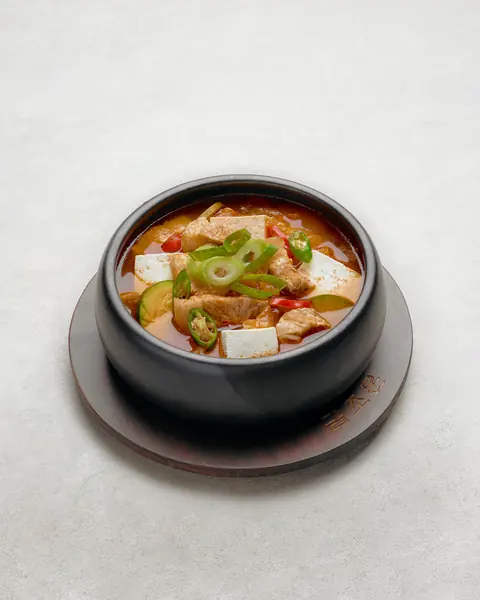 뚝배기에 끓여 낸 돼지고기 김치찌개