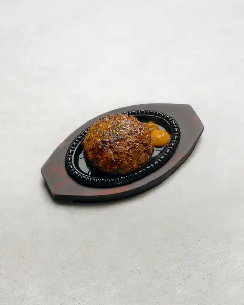 철판 위에 올린 금조온 흑염소 떡갈비 한 알